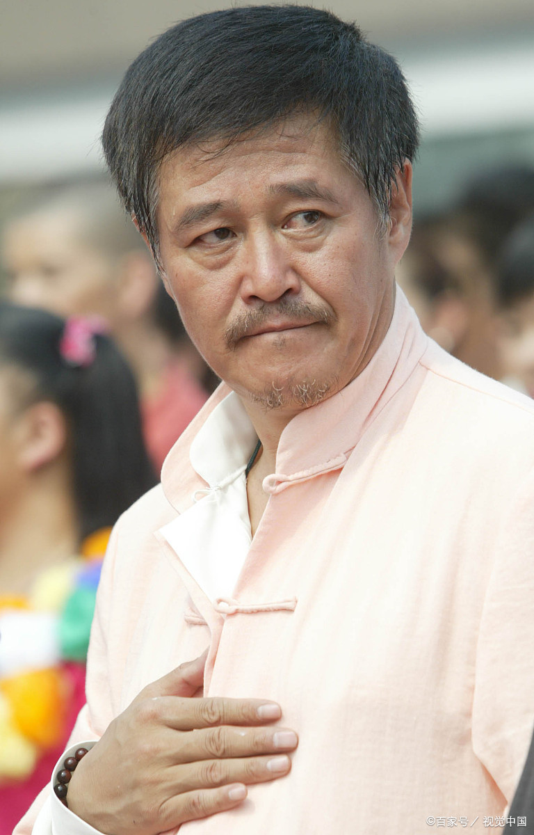 2004年央视小品大赛,赵本山弟子张小飞正表演着节目,眼看就要演完了